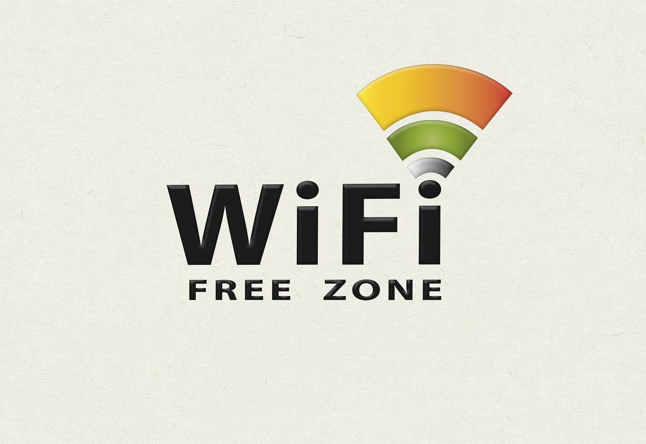 現在地近くの無料WiFiスポットの探し方！コンビニ・カフェ・キャリアのフリーWiFi
