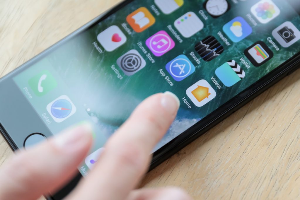 スマホリングのおすすめ11選 貼る位置 選び方のポイントも紹介 Iphone格安sim通信