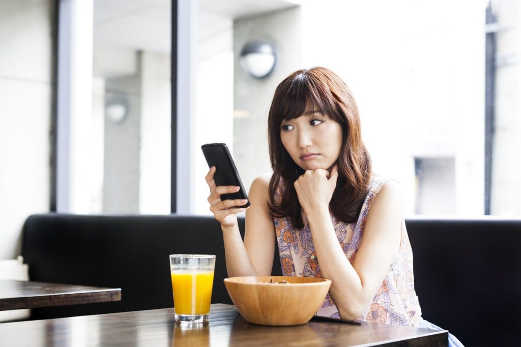 スマホを見る女性