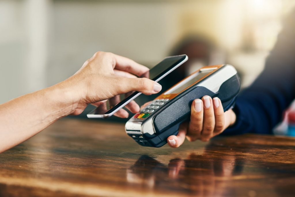 Paypayはコンビニでも使える お得な使い方や注意点を解説 Iphone格安sim通信