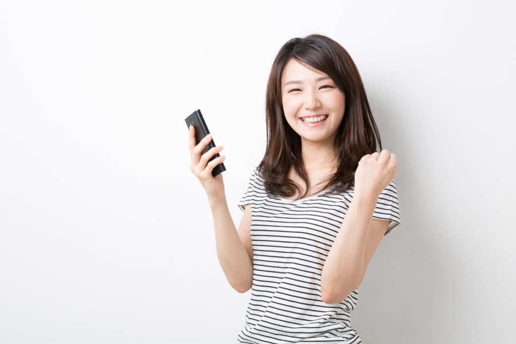 携帯を持った女性