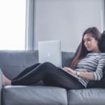 テレワーク中の女性