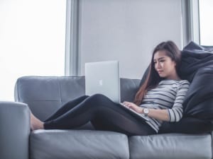 テレワーク中の女性