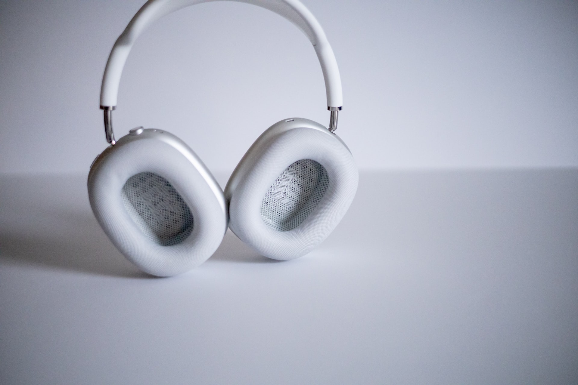 AirPods Maxのスペックや評判は?AirPods Proとの違いも解説