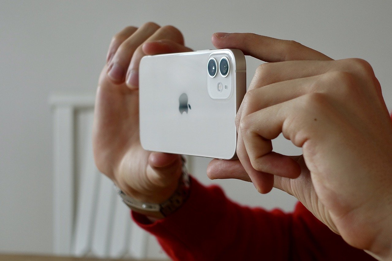iPhone 12 miniとiPhone SE2を比較！サイズ・カメラ性能の違い・買うならどっち？