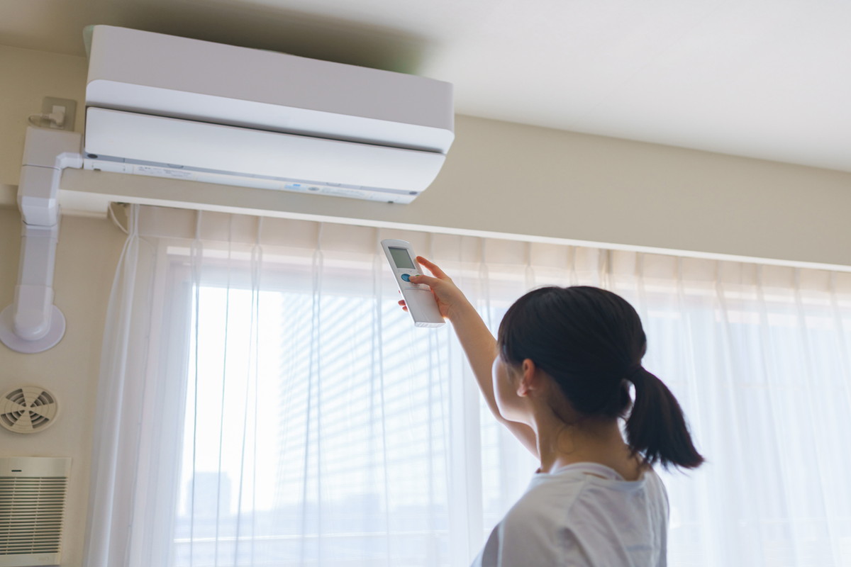エアコンの暖房はつけっぱなしにした方がいい?電気代の節約術を紹介!