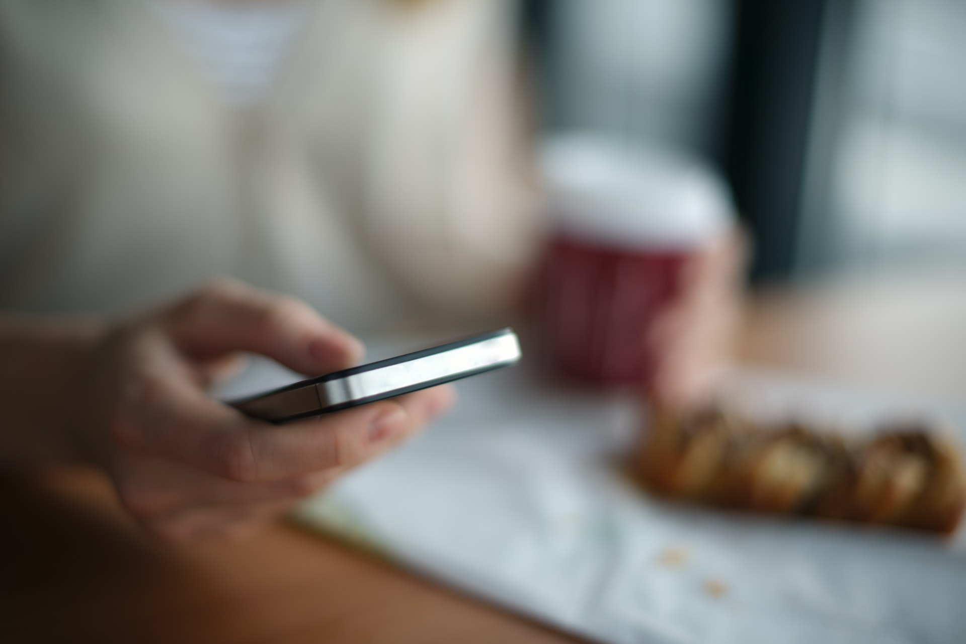 どこよりもWiFiの評判や口コミは?他社との比較やおすすめできない理由を徹底解説