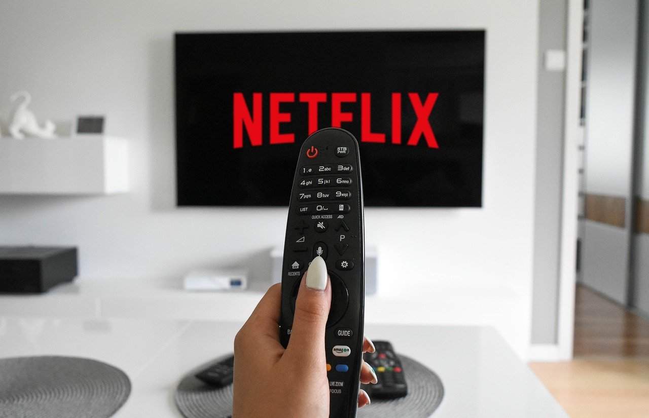 Netflixをテレビで見る方法を解説｜見られない時の対処法やおすすめのテレビは？