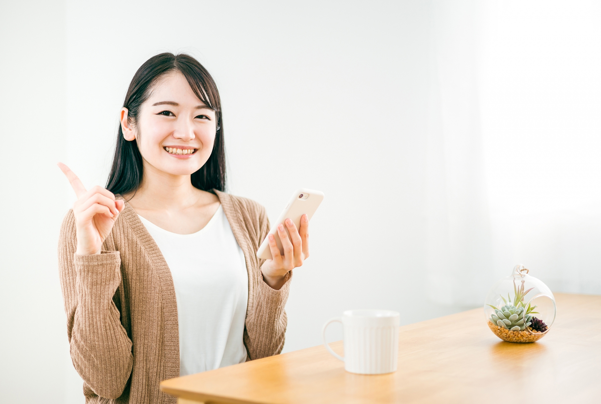 おすすめのWiFiを紹介する女性