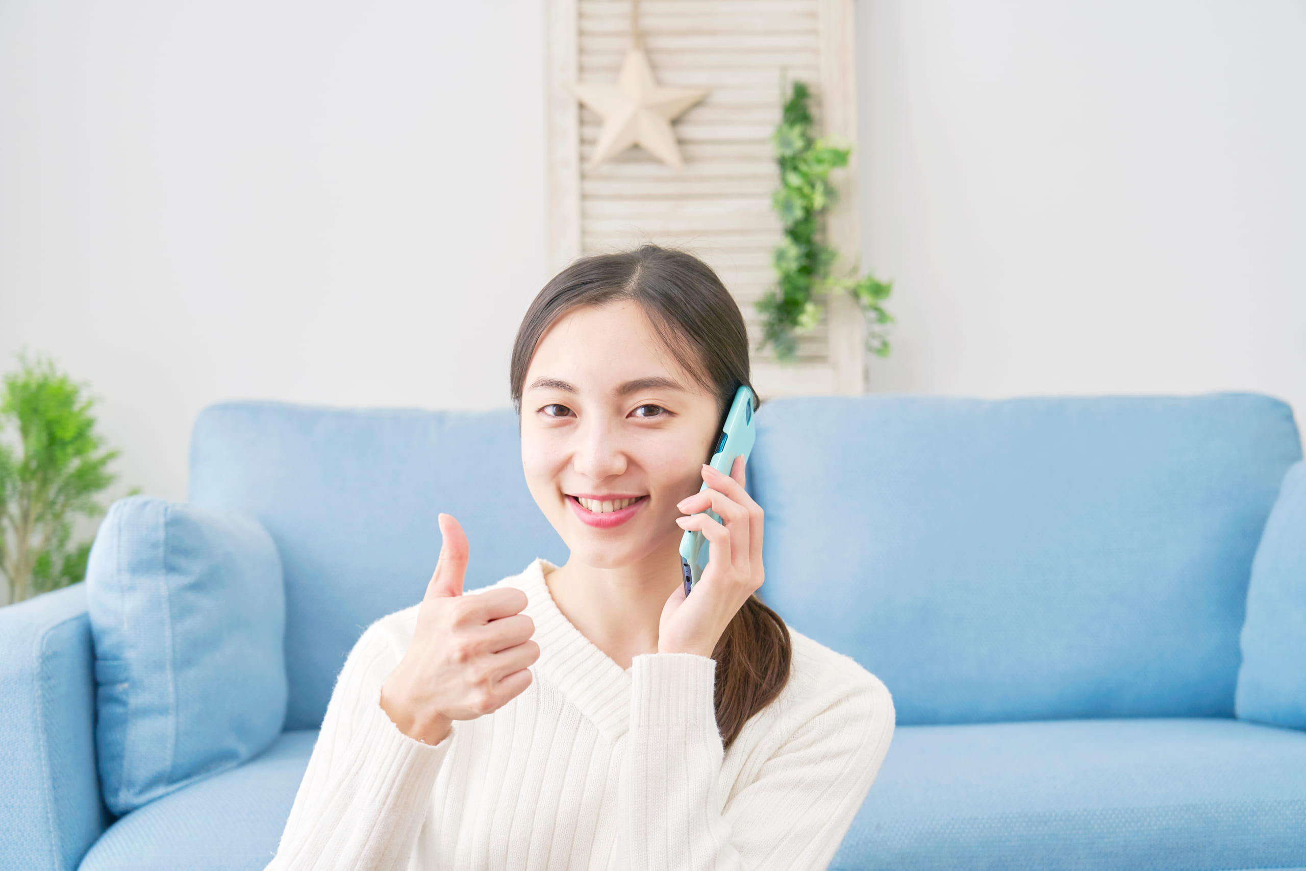 スマホで電話する女性