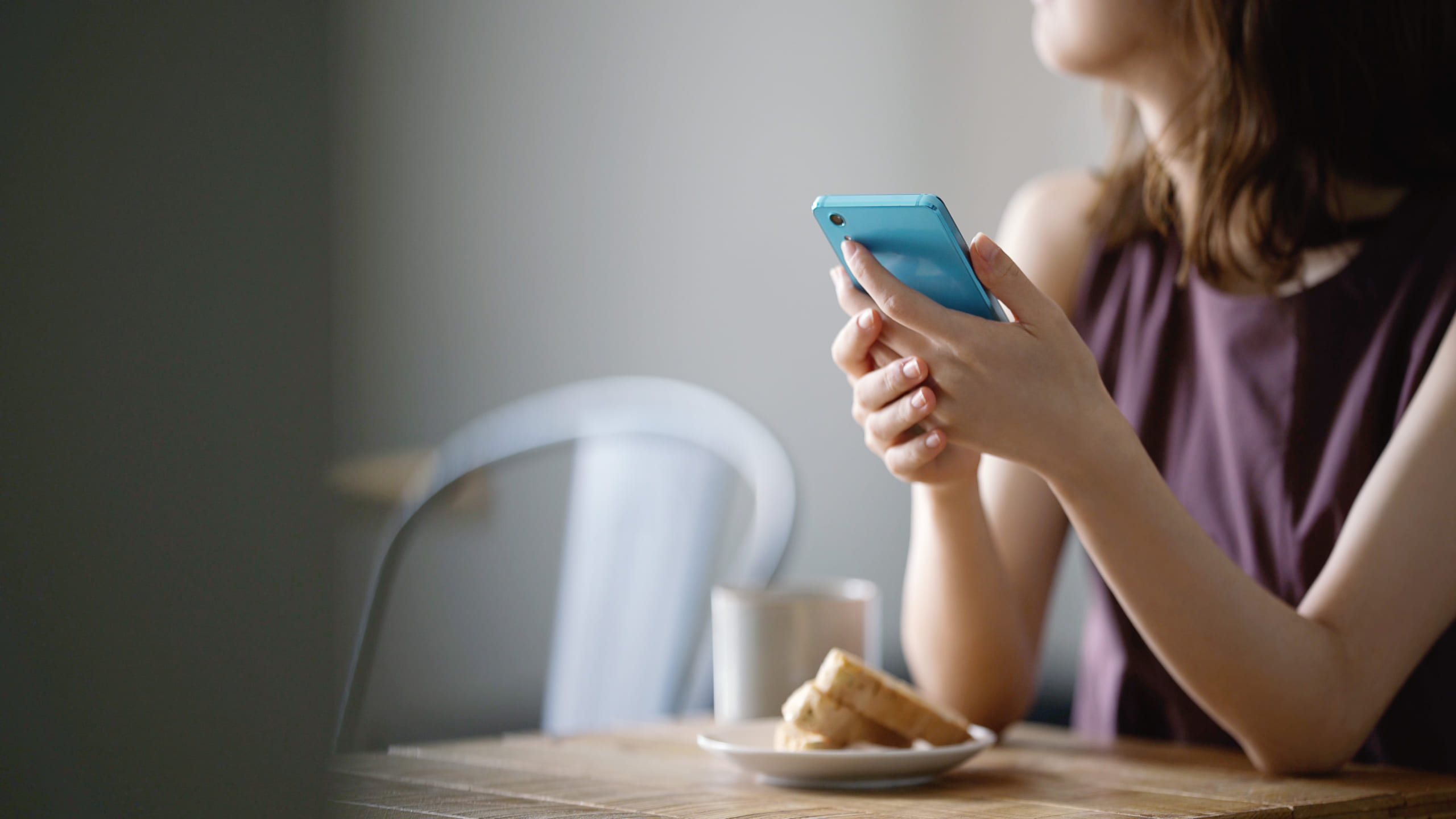 カフェでスマホを見る女性